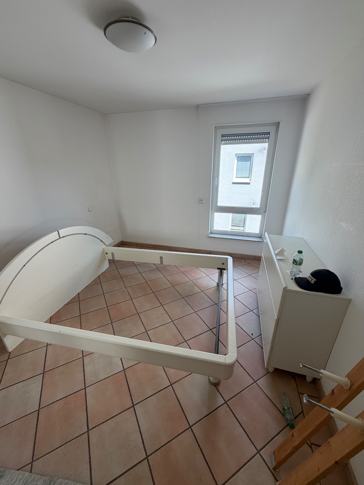 Schlafzimmer mit letztem Möbelstück vor Abtransport