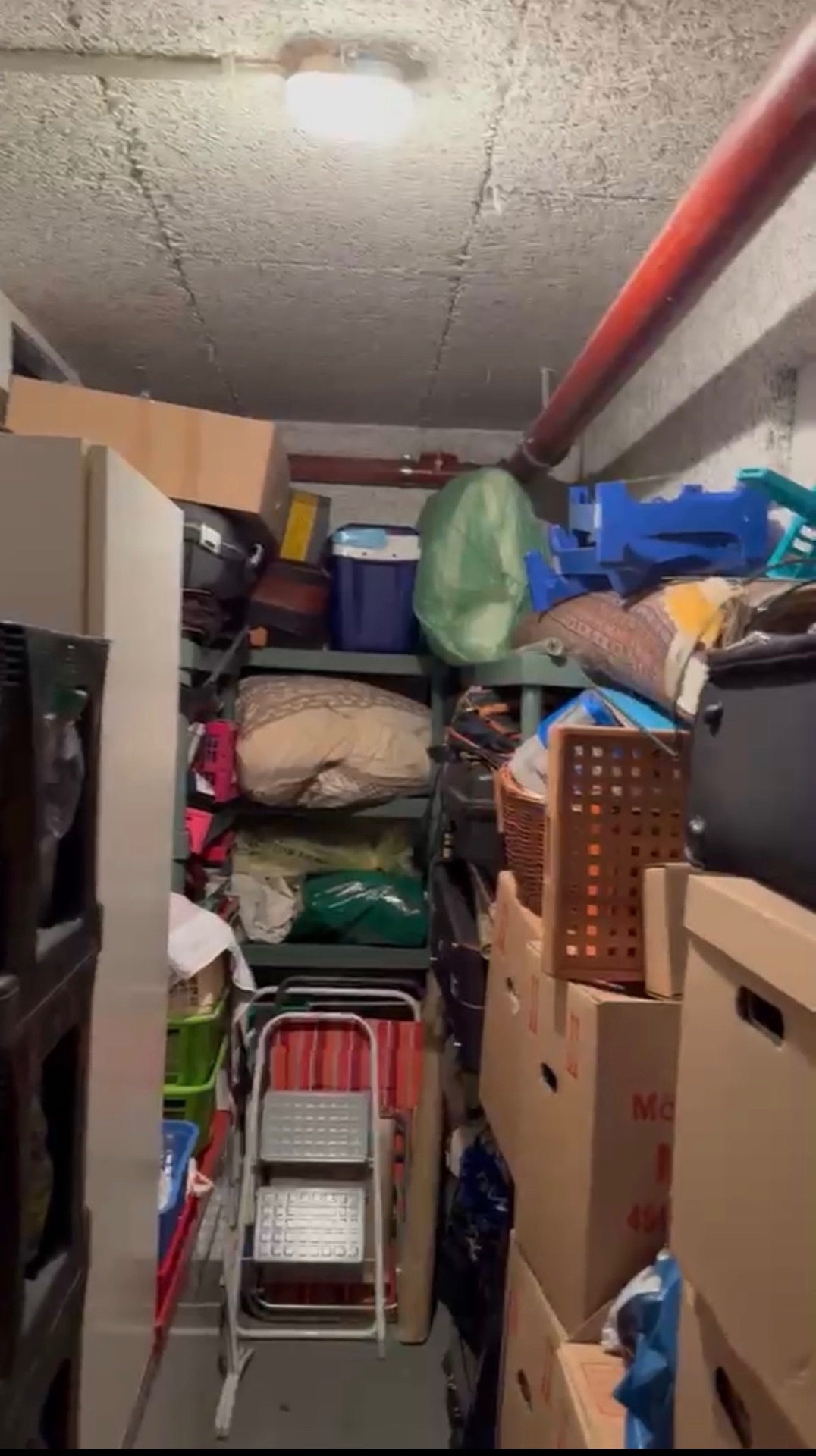 Vollgestellter Kellerraum vor der Entrümpelung